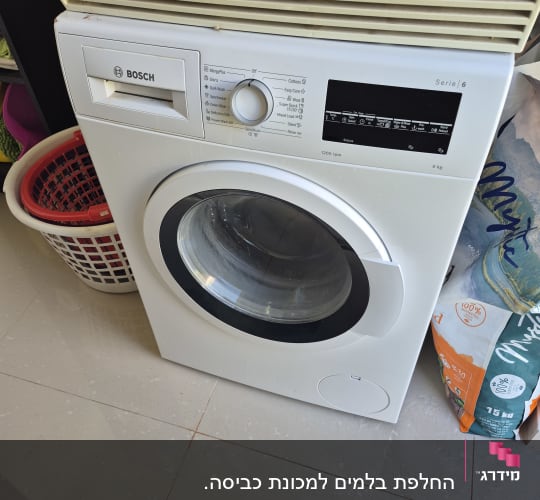 מכונת כביסה בוש עם לוח בקרה וכפתור סיבוב